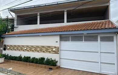 Imagem: A casa possui 3 Dormitórios, 3 Banheiros, 2 Vagas na garagem