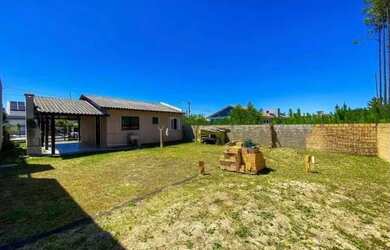 Imagem: A casa possui 2 Dormitórios, 1 Banheiro, 2 Vagas na garagem