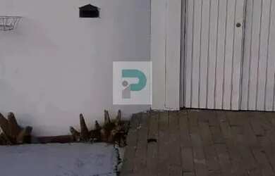 Imagem: A casa possui 2 Dormitórios, 1 Banheiro, 2 Vagas na garagem