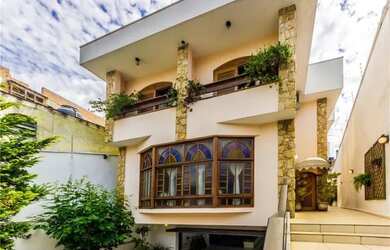 Imagem: A casa possui 4 Dormitórios, 5 Banheiros, 5 Vagas na garagem