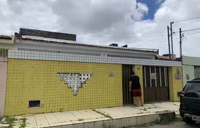 Imagem: A casa possui 4 Dormitórios, 2 Banheiros, 1 Vaga na garagem