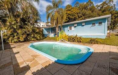 Imagem: A casa possui 3 Dormitórios, 3 Banheiros, 3 Vagas na garagem