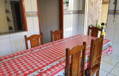 Imagem: A casa possui 4 Dormitórios, 3 Banheiros, 2 Vagas na garagem