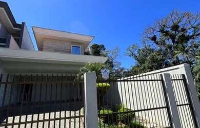 Imagem: A casa possui 3 Dormitórios, 3 Banheiros, 2 Vagas na garagem