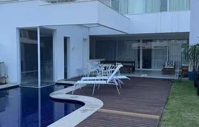 Imagem: A casa possui 5 Dormitórios e 2 Vagas na garagem e está localizado