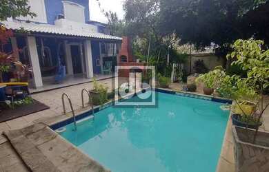 Imagem: A casa em condomínio à venda possui 5 Dormitórios, 4 Banheiros