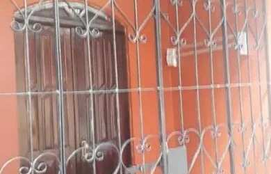 Imagem: A casa possui 2 Dormitórios, 2 Banheiros, 2 Vagas na garagem