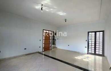 Imagem: A casa possui 3 Dormitórios, 2 Banheiros, 4 Vagas na garagem