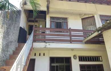 Imagem: A casa possui 3 Dormitórios, 1 Banheiro, 2 Vagas na garagem