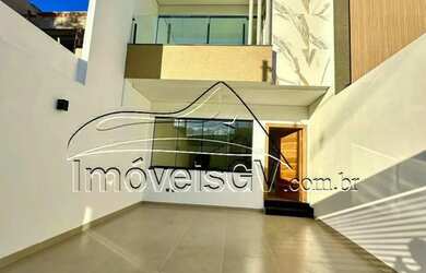 Imagem: A casa possui 3 Dormitórios, 1 Banheiro, 2 Vagas na garagem