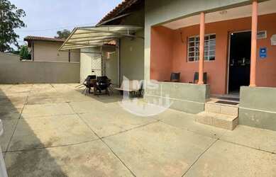 Imagem: O depósito à venda possui 5 Vagas na garagem e 230m² de Área