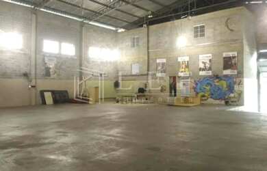 Imagem: O depósito possui 5 Vagas na garagem, 750m² de Área e está