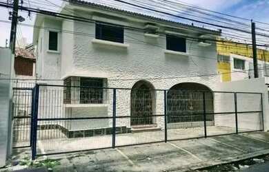 Imagem: A casa possui 5 Dormitórios, 5 Banheiros, 4 Vagas na garagem