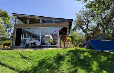 Imagem: A casa possui 3 Dormitórios, 1 Banheiro, 4 Vagas na garagem