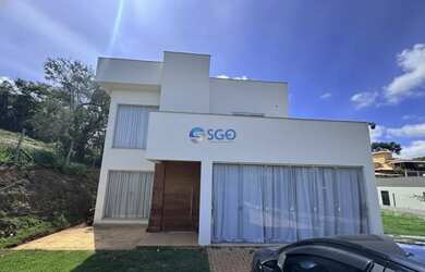 Imagem: A casa em condomínio possui 4 Dormitórios, 3 Banheiros, 5