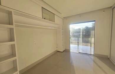 Imagem: A casa possui 3 Dormitórios, 3 Banheiros, 3 Vagas na garagem