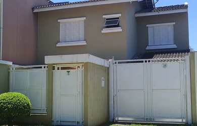 Imagem: A casa possui 3 Dormitórios, 3 Banheiros, 3 Vagas na garagem