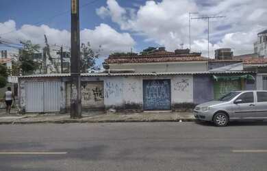 Imagem: A casa possui 3 Dormitórios, 3 Banheiros, 4 Vagas na garagem