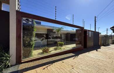 Imagem: A casa possui 3 Dormitórios e está localizado em Vila Monte