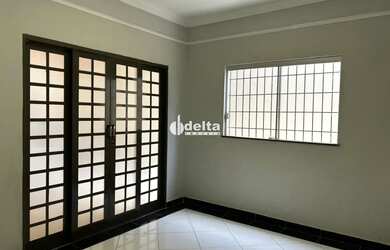 Imagem: A casa possui 5 Dormitórios, 1 Banheiro, 2 Vagas na garagem