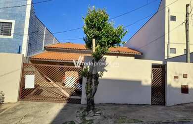 Imagem: A casa possui 3 Dormitórios, 2 Banheiros, 4 Vagas na garagem