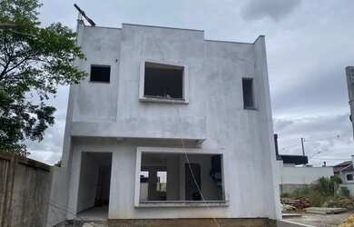 Imagem: A casa possui 4 Dormitórios, 4 Banheiros, 2 Vagas na garagem