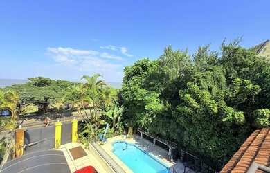 Imagem: A casa possui 3 Dormitórios, 3 Banheiros, 4 Vagas na garagem