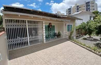 Imagem: A casa possui 2 Dormitórios, 2 Banheiros, 1 Vaga na garagem