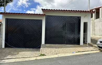 Imagem: A casa possui 3 Dormitórios, 2 Banheiros, 2 Vagas na garagem