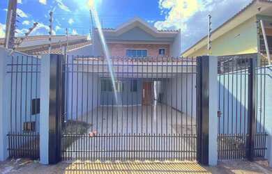 Imagem: A casa possui 3 Dormitórios, 3 Banheiros, 2 Vagas na garagem