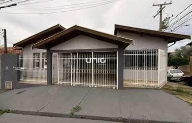 Imagem: A casa possui 2 Dormitórios, 2 Banheiros, 2 Vagas na garagem