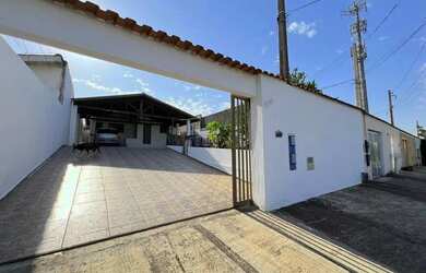 Imagem: A casa possui 3 Dormitórios, 1 Banheiro, 5 Vagas na garagem