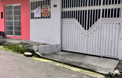 Imagem: A casa possui 2 Dormitórios, 1 Banheiro e 2 Vagas na garagem