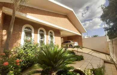 Imagem: A casa possui 3 Dormitórios, 3 Banheiros, 4 Vagas na garagem