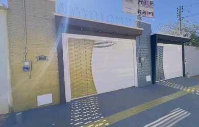 Imagem: A casa possui 3 Dormitórios, 2 Banheiros, 2 Vagas na garagem