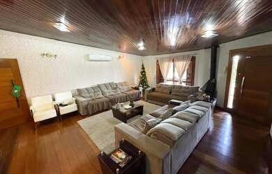 Imagem: A casa possui 2 Dormitórios, 3 Banheiros, 3 Vagas na garagem