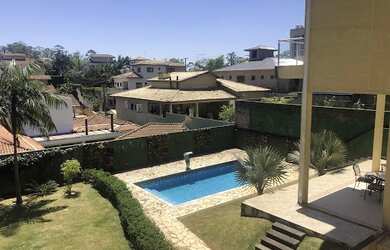 Imagem: A casa em condomínio possui 5 Dormitórios, 5 Banheiros, 4