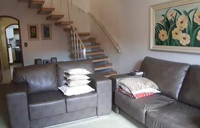 Imagem: A casa possui 3 Dormitórios, 3 Banheiros, 2 Vagas na garagem