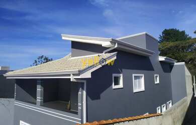 Imagem: A casa possui 4 Dormitórios, 3 Banheiros, 2 Vagas na garagem