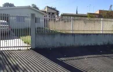 Imagem: A casa possui 2 Dormitórios, 1 Banheiro e 2 Vagas na garagem