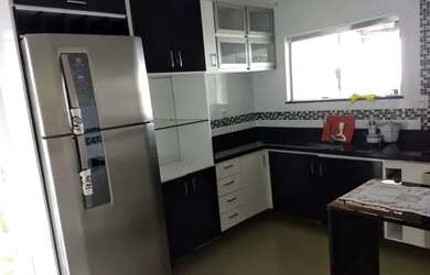 Imagem: A casa possui 1 Dormitório, 1 Banheiro, 3 Vagas na garagem