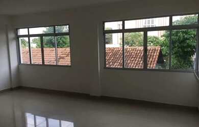 Imagem: O apartamento possui 3 Dormitórios, 1 Banheiro, 2 Vagas na