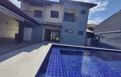 Imagem: A casa possui 4 Dormitórios, 2 Banheiros, 4 Vagas na garagem