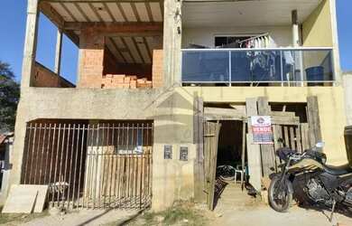 Imagem: A casa possui 4 Dormitórios, 4 Banheiros, 2 Vagas na garagem
