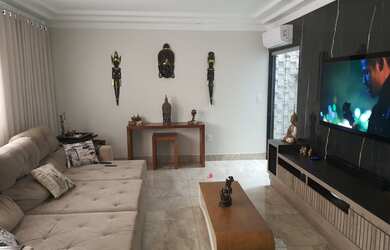 Imagem: A casa possui 3 Dormitórios, 4 Banheiros, 2 Vagas na garagem