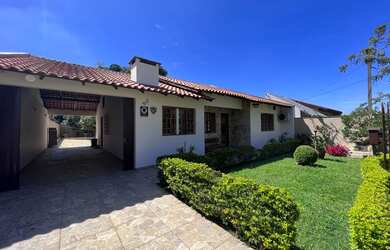 Imagem: A casa possui 4 Dormitórios, 3 Banheiros, 3 Vagas na garagem