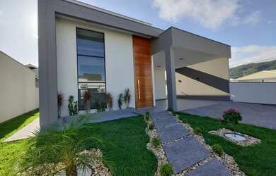 Imagem: A casa possui 3 Dormitórios, 2 Banheiros, 2 Vagas na garagem