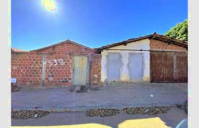 Imagem: A casa possui 3 Dormitórios, 1 Banheiro, 1 Vaga na garagem