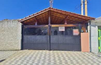 Imagem: A casa possui 2 Dormitórios, 2 Banheiros, 2 Vagas na garagem