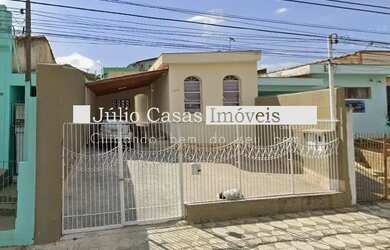 Imagem: A casa possui 2 Dormitórios, 1 Banheiro, 1 Vaga na garagem